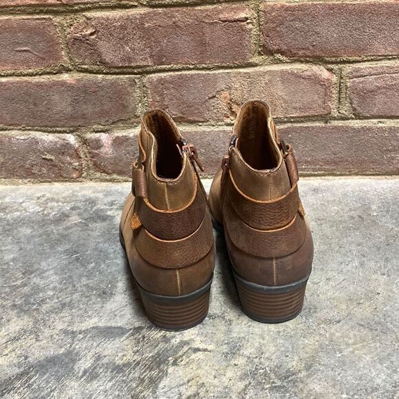 Clarks Collection Distressed Tan Leather Ankle Bootie Size 8 - Picture 5 of 9